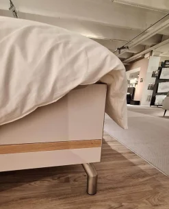 Bett Concept me Artisan Eiche Nachbildung mit 2 Nachtischen ohne Lattenrost ohne Matratzen