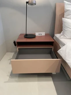 Bett Izzy Schwebend Lack Matt Rosenquarz mit Liegesystem und Nachtkästchen