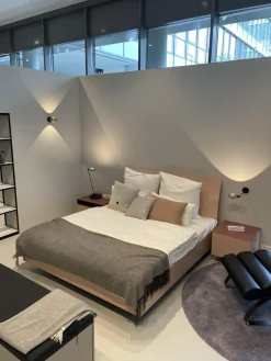 Bett Izzy Schwebend Lack Matt Rosenquarz mit Liegesystem und Nachtkästchen