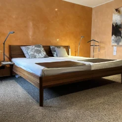 Bett Light Nussbaum Kopfhaupt ohne Matratzen ohne Lattenrost mit 2 Konsolen (Selbstabholung)