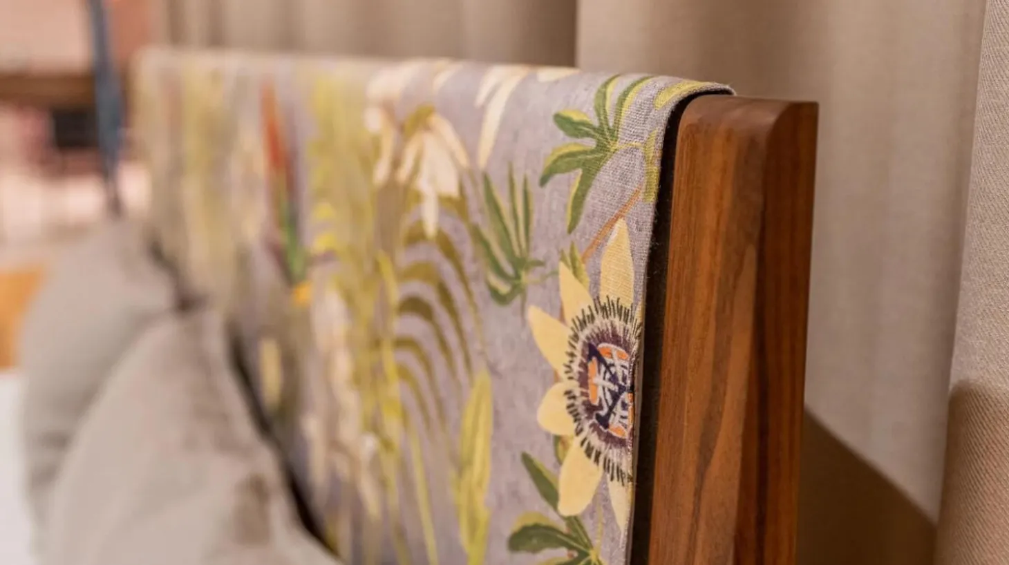 Bett Mylon Nussbaum Naturöl Stoff Chivasso Fantastic Bird ohne Innenleben