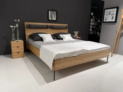 Bett Nesuto Mit Beistelltisch Loup Und Nachtschrank Nesuto Eiche Geölt Und Gewachst Mit Nackenrolle Ohne Matratze Und Lattenrost