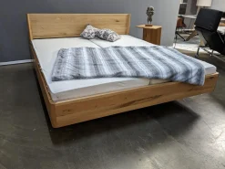 Bett Times Eiche Wild Naturöl mit Holzhaupt ohne Lattenrost und Matratzen