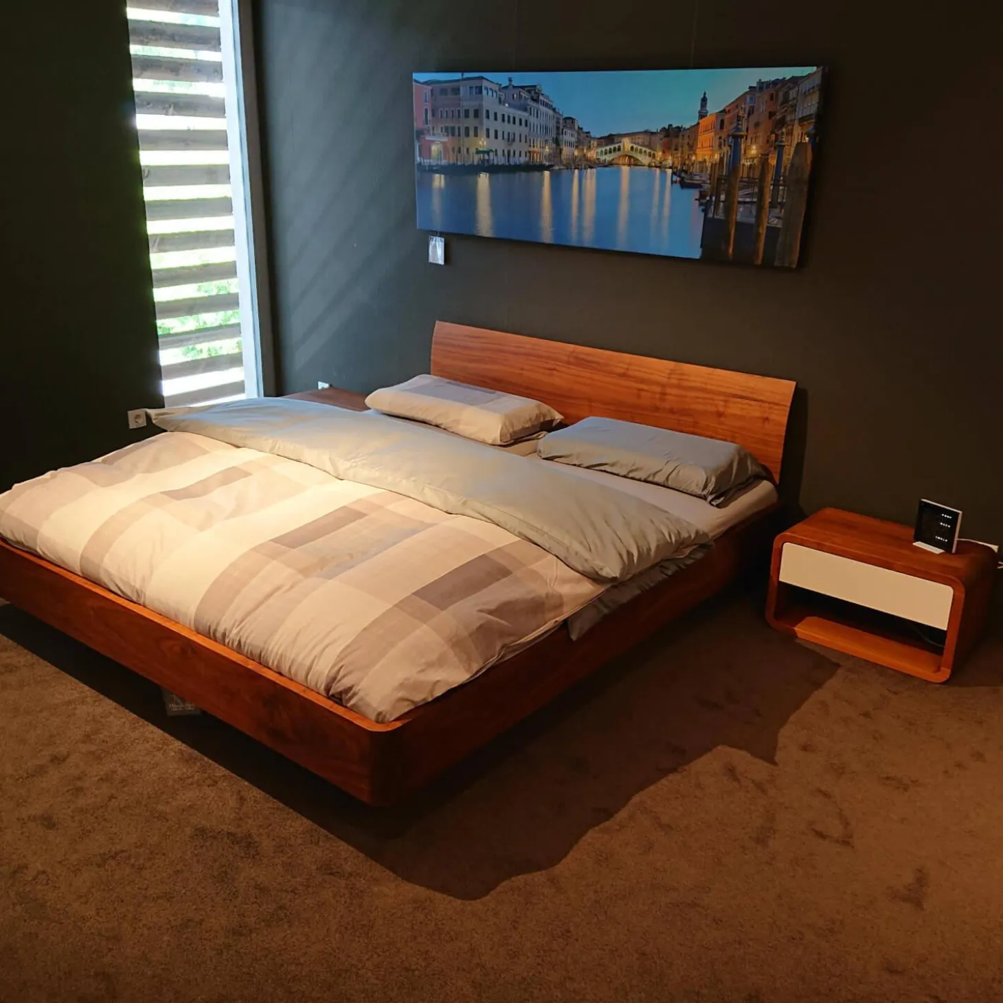 Bettanlage Com:Ci Nussbaum Massiv Inklusive 2 Beistelltische Ohne Matratzen