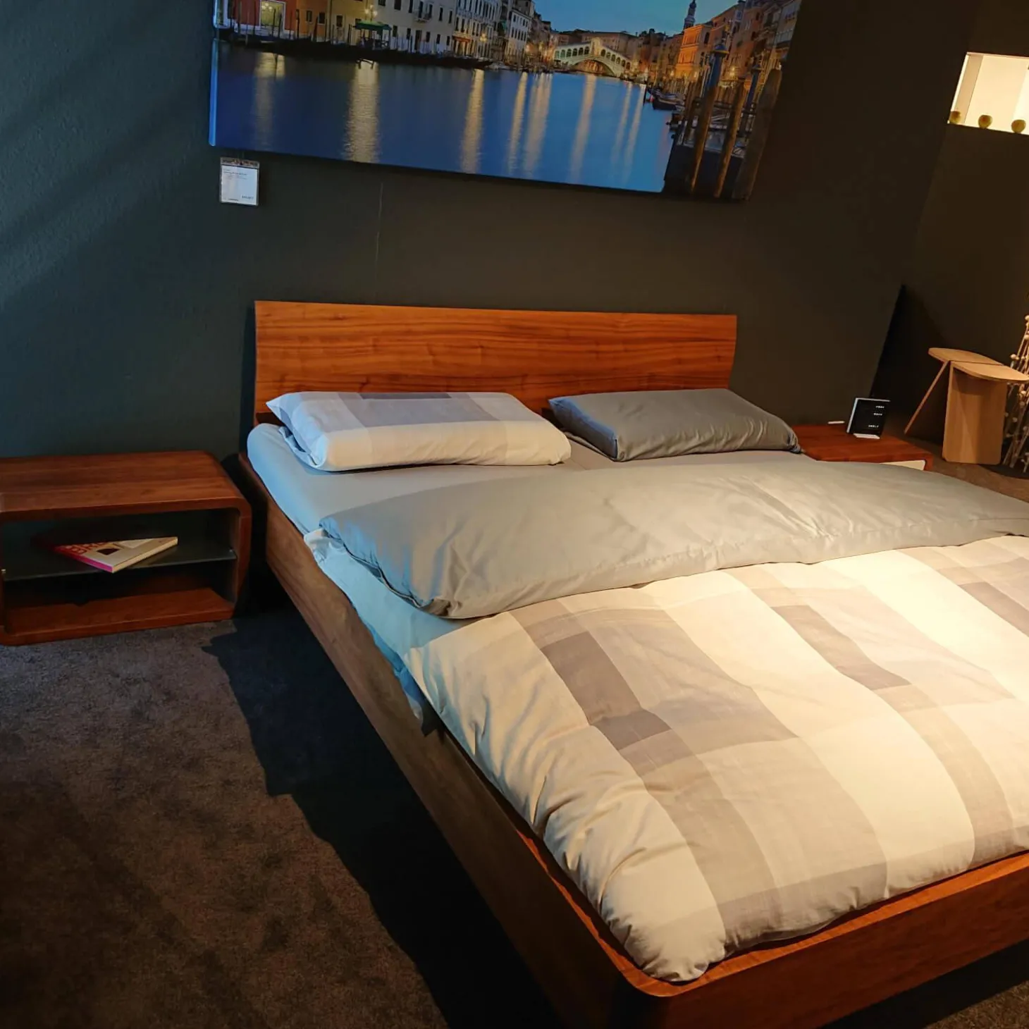 Bettanlage Com:Ci Nussbaum Massiv Inklusive 2 Beistelltische Ohne Matratzen