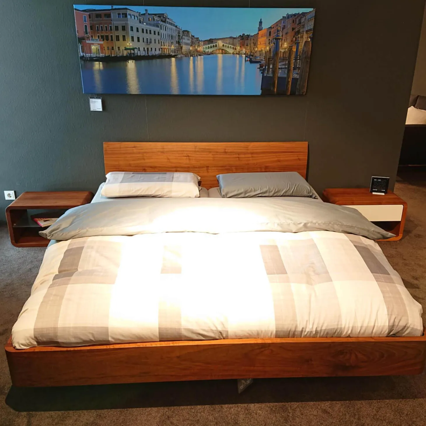 Bettanlage Com:Ci Nussbaum Massiv Inklusive 2 Beistelltische Ohne Matratzen