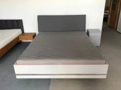 Bettanlage Concept Me 500 S9 Seidengrau ohne Lattenrost ohne Matratze mit Nachttisch Alegro