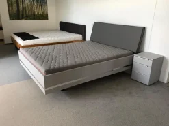 Bettanlage Concept Me 500 S9 Seidengrau ohne Lattenrost ohne Matratze mit Nachttisch Alegro