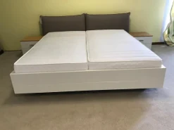 Bettanlage Modell Now! No. 14 Kunstleder Taupe Lack Weiß mit 2 Nachtkonsolen