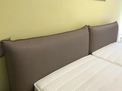 Bettanlage Modell Now! No. 14 Kunstleder Taupe Lack Weiß mit 2 Nachtkonsolen