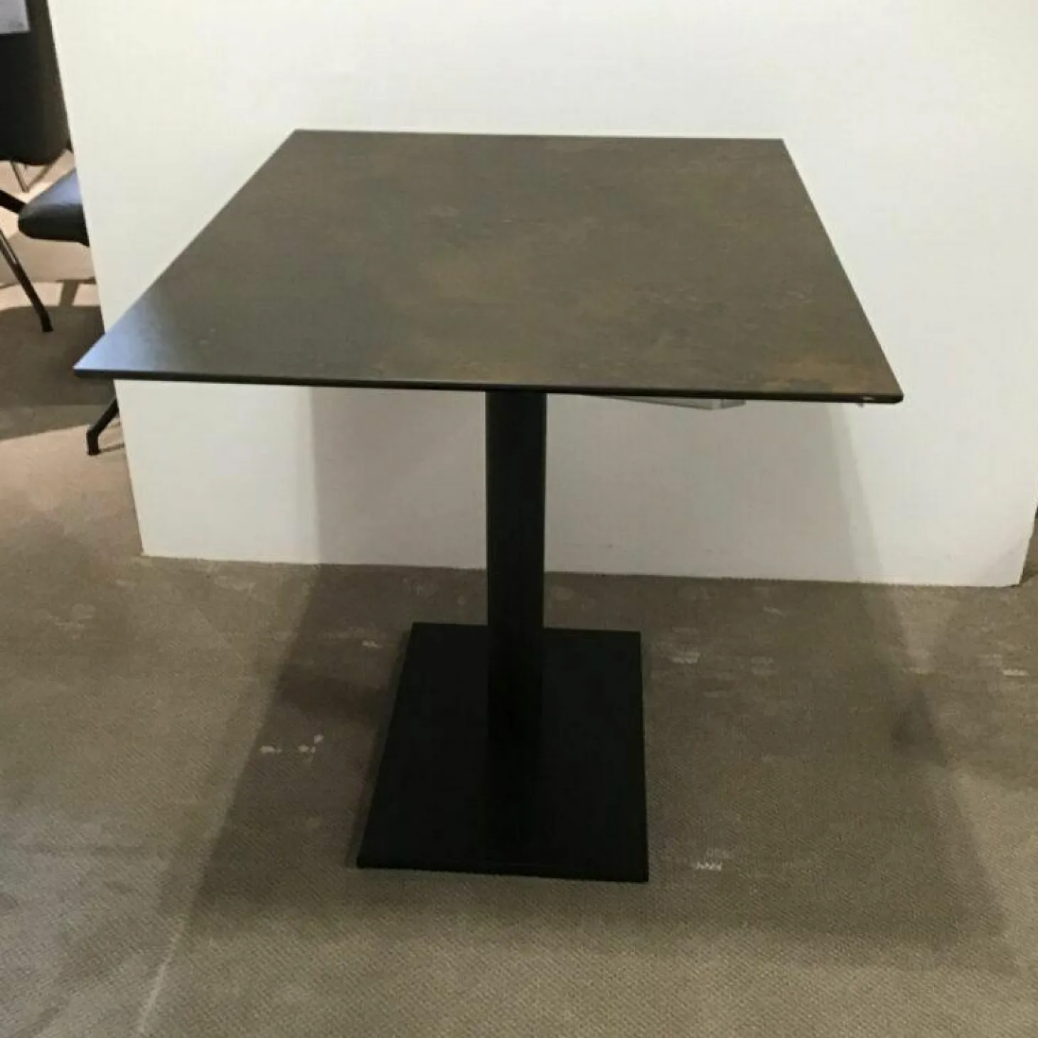 Bistrotisch P590 Tischplatte Keramik Osido Bruno Grau Gestell Metall Schwarz