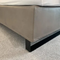 Boxspringbett Bohemian C Leder Acacia Grau mit Matratze Paisley P5