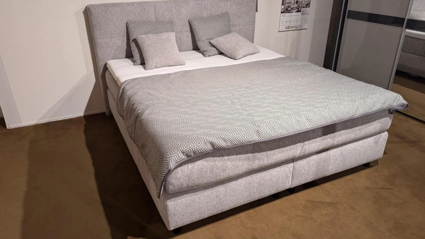 Boxspringbett Easy Better Stoff Famosa Ecru 351000 Grau Fuß Schwebeoptik Schwarz Inklusive Matratze Und Topper