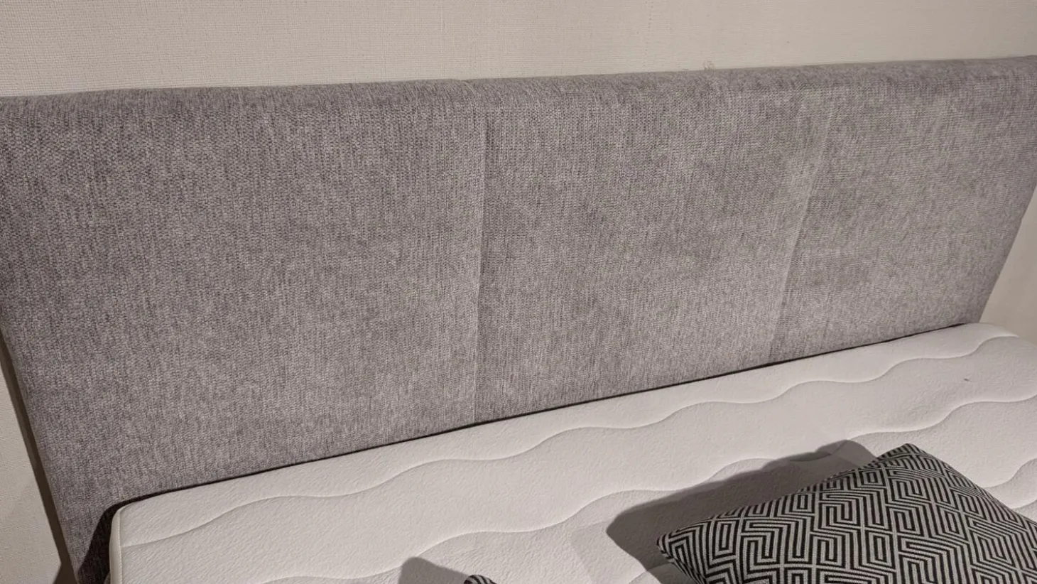 Boxspringbett Easy Better Stoff Famosa Ecru 351000 Grau Fuß Schwebeoptik Schwarz Inklusive Matratze Und Topper