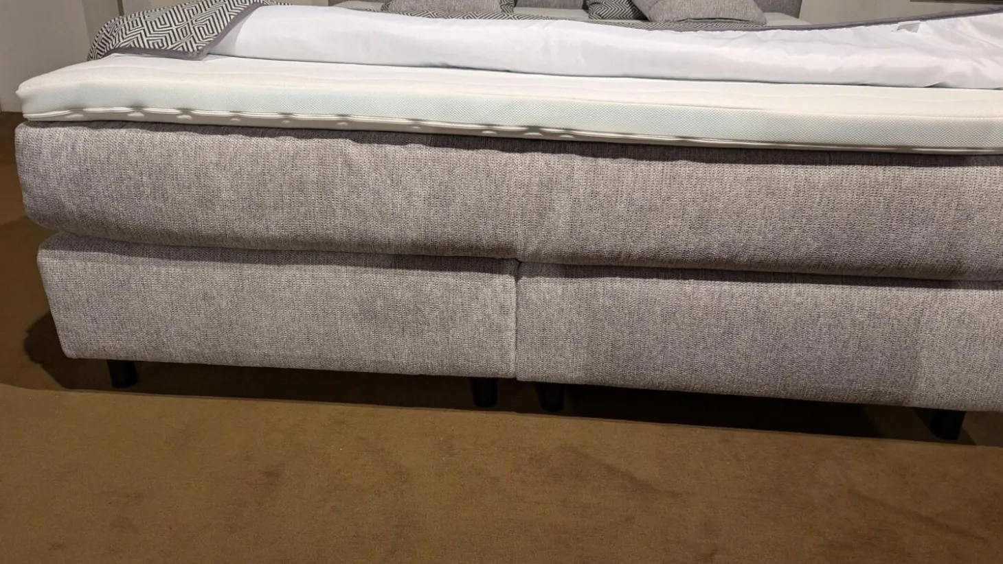 Boxspringbett Easy Better Stoff Famosa Ecru 351000 Grau Fuß Schwebeoptik Schwarz Inklusive Matratze Und Topper