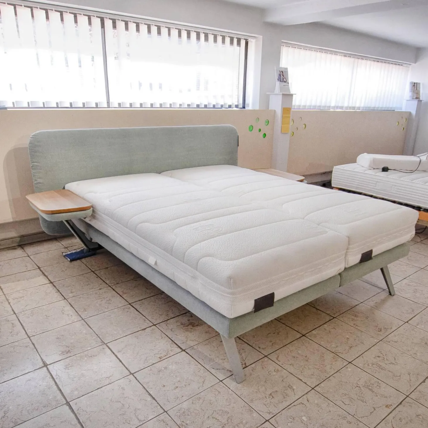 Boxspringbett Finesse Stoff KSC Mint Fuß Alu Rahmen Starr Mit 2 Matratzen Und 2 Nachtkkommoden