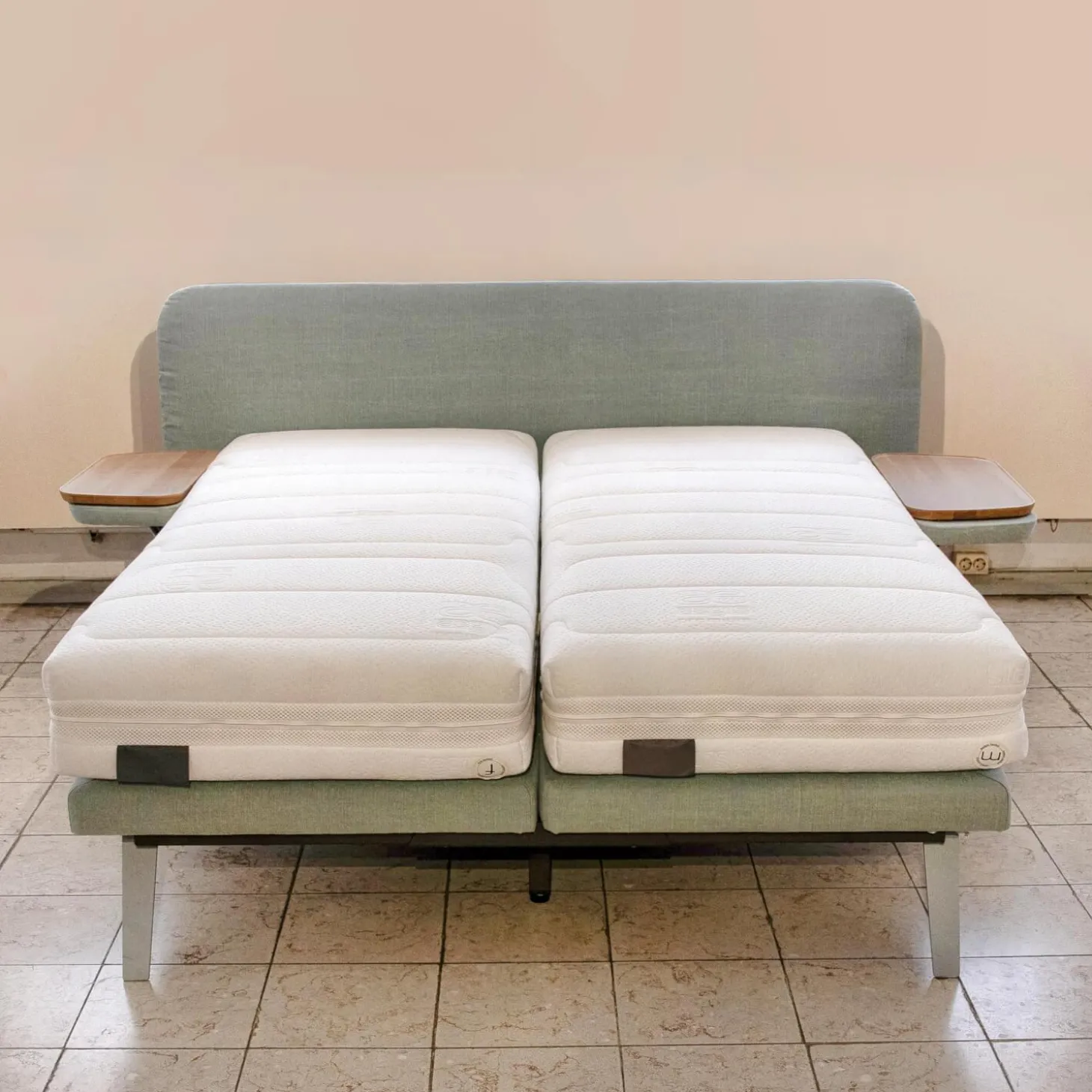 Boxspringbett Finesse Stoff KSC Mint Fuß Alu Rahmen Starr Mit 2 Matratzen Und 2 Nachtkkommoden