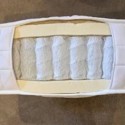 Boxspringbett Moon Bezug Stoff Fuß Colette Inklusive 2 Untermatratzen Omega Spring Und 2 Obermatratzen Imeprial Air Spring Prestige Sowie Matratzenauflagen Seine Und Alma Préstige Und Kissen