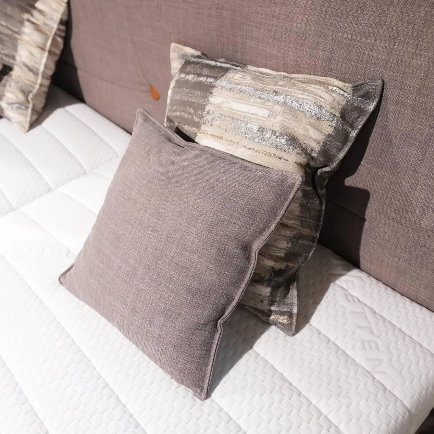 Boxspringbett Santino Stoff 6605 7567 Grau Füße Alufarbig Inklusive Matratzen Und Nachttische