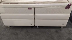 Boxspringbett Veronesse Stoff 6150 Weiß Und 8460 8440 Grau Weiß Füße Chrom Inklusive Matratzen Und Topper Mit Plaid Und 4 Kissen