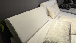 Boxspringbett Veronesse Stoff 6150 Weiß Und 8460 8440 Grau Weiß Füße Chrom Inklusive Matratzen Und Topper Mit Plaid Und 4 Kissen