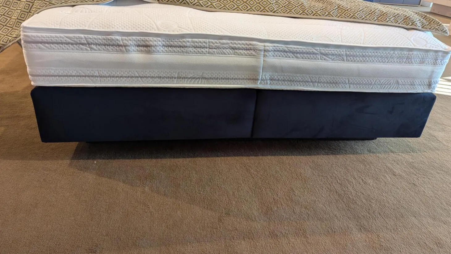 Boxspringbett Virginia Stoff 598100 Uni Schwarz Mit Matratze Topper Intrigiert Inklusive 2 Nachtkonsolen Ohne Dekoration Ohne Lampen
