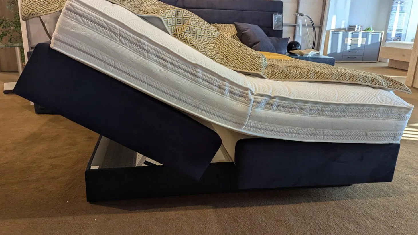 Boxspringbett Virginia Stoff 598100 Uni Schwarz Mit Matratze Topper Intrigiert Inklusive 2 Nachtkonsolen Ohne Dekoration Ohne Lampen