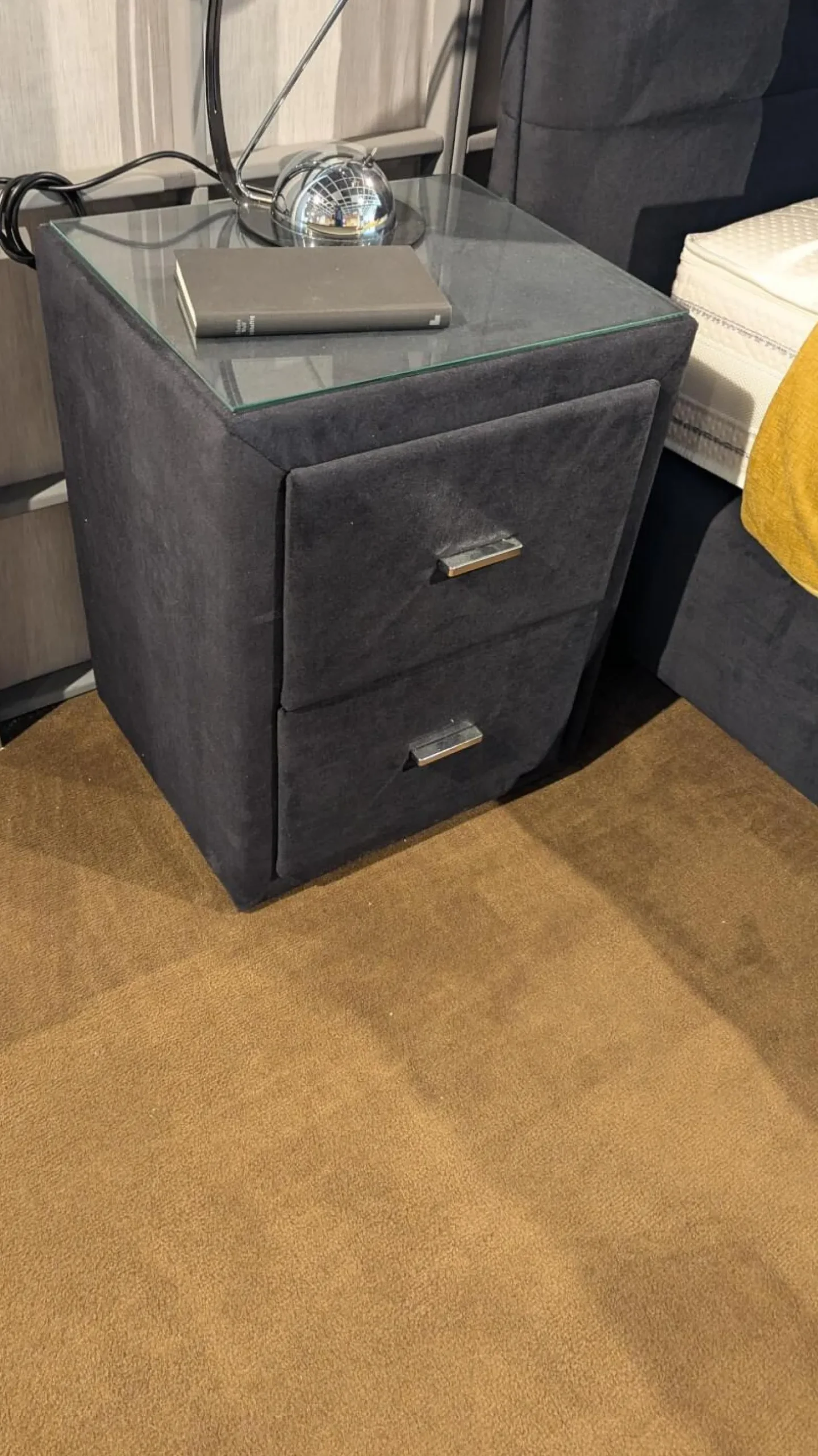 Boxspringbett Virginia Stoff 598100 Uni Schwarz Mit Matratze Topper Intrigiert Inklusive 2 Nachtkonsolen Ohne Dekoration Ohne Lampen