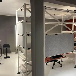 Bürosystem Comma Shelf und Horizontal Beam Melamin Soft Light Screen Vlies Kieselgrau