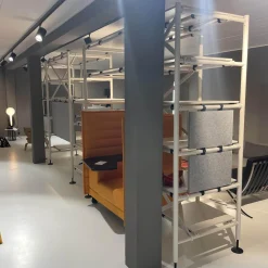 Bürosystem Comma Shelf und Horizontal Beam Melamin Soft Light Screen Vlies Kieselgrau