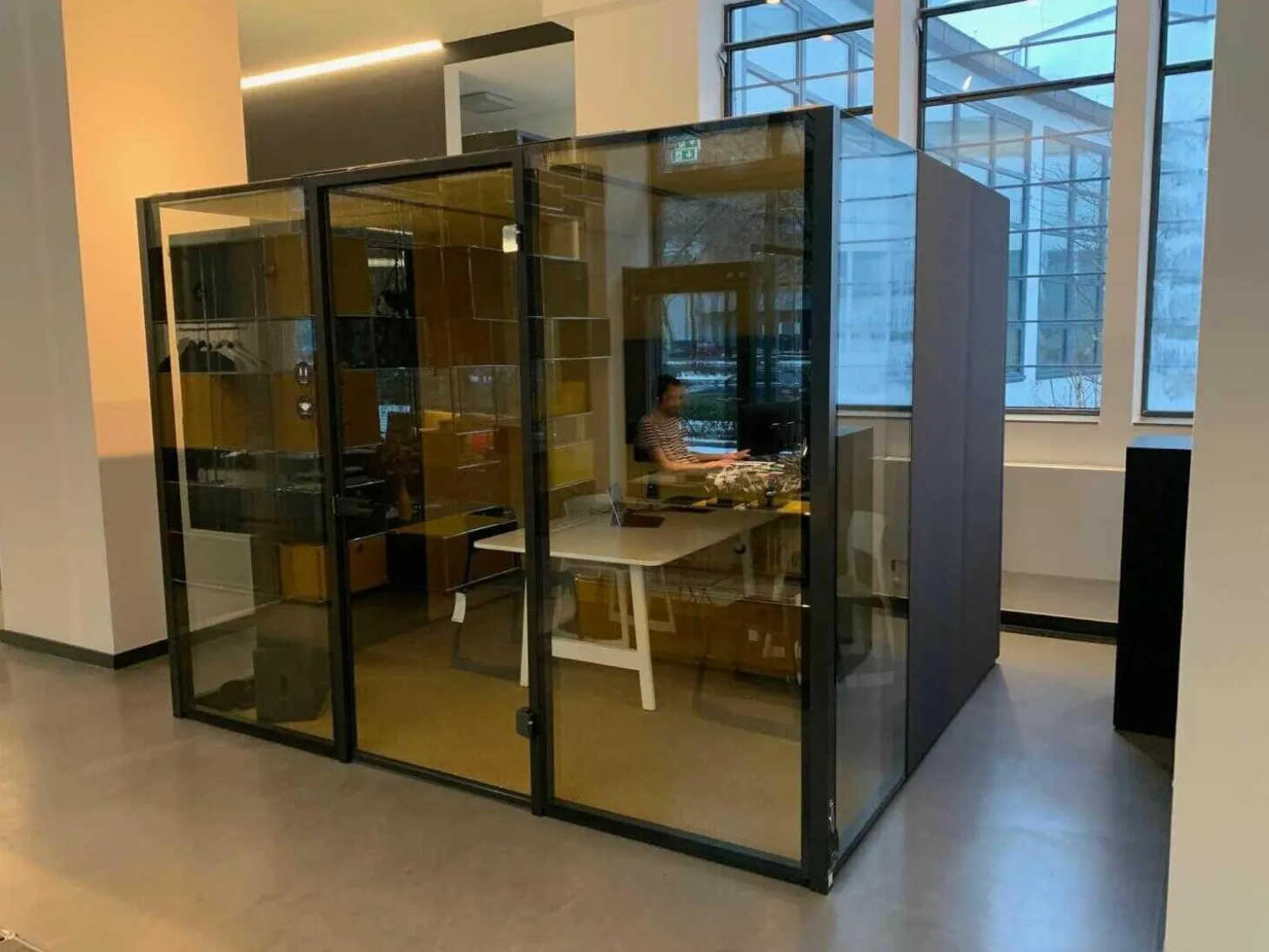 CAS-Room Think Tank mit Elektrifizierung 1 Tisch Weiß 4 Stühle Vitra Tip Ton