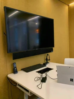 CAS-Room Think Tank mit Elektrifizierung 1 Tisch Weiß 4 Stühle Vitra Tip Ton