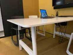 CAS-Room Think Tank mit Elektrifizierung 1 Tisch Weiß 4 Stühle Vitra Tip Ton