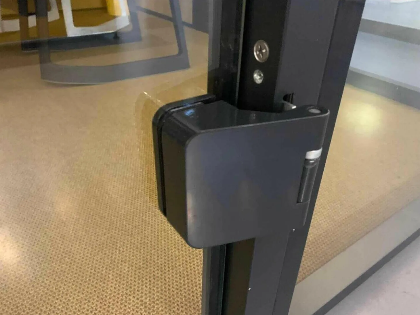 CAS-Room Think Tank mit Elektrifizierung 1 Tisch Weiß 4 Stühle Vitra Tip Ton