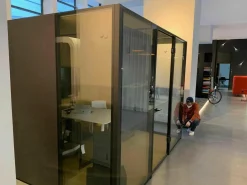 CAS-Room Think Tank mit Elektrifizierung 1 Tisch Weiß 4 Stühle Vitra Tip Ton