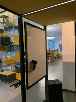 CAS-Room Think Tank mit Elektrifizierung 1 Tisch Weiß 4 Stühle Vitra Tip Ton