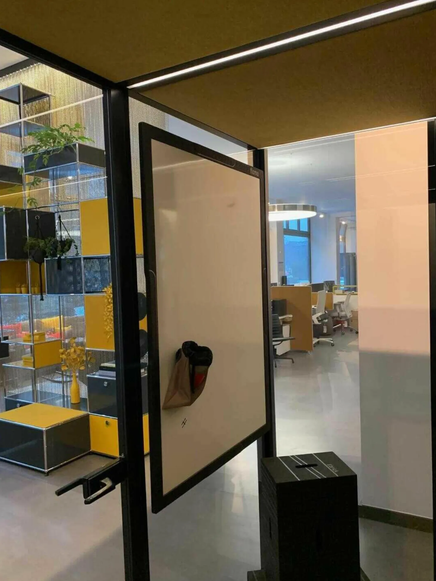 CAS-Room Think Tank mit Elektrifizierung 1 Tisch Weiß 4 Stühle Vitra Tip Ton