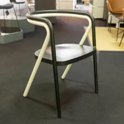Chair 2 Gestell Esche Massiv Schwarz Metallrohr Weiß Matt Sitzfläche Birkenholz mit Massivesche