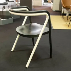 Chair 2 Gestell Esche Massiv Schwarz Metallrohr Weiß Matt Sitzfläche Birkenholz mit Massivesche