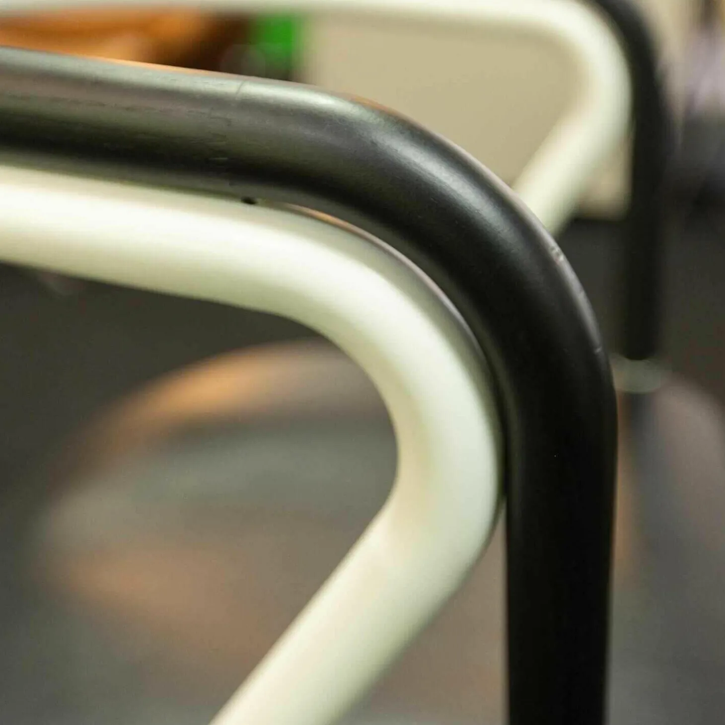 Chair 2 Gestell Esche Massiv Schwarz Metallrohr Weiß Matt Sitzfläche Birkenholz mit Massivesche