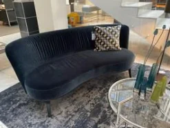 Cocktailsofa Nierenförmig Stoff Emilia 151 Dunkelblau Füße Schwarz Gebeizt
