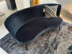 Cocktailsofa Nierenförmig Stoff Emilia 151 Dunkelblau Füße Schwarz Gebeizt