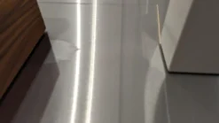 Couchtisch 4383 2342 Tischplatte Kristallglas Säule Colorado Nussbaum Geölt Furniert Und Lack Sand Matt Grau Fußplatte Metall Edelstahlfarbig