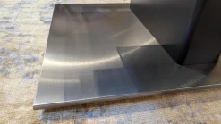 Couchtisch CT409-85 Tischplatte Glas Schwarz Säule Lack Seidenmatt Anthrazit Und Balkeneiche Massiv Gebürstet Und Geölt Fußplatte Metall Edelstahlfarbig