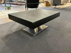 Couchtisch K 468 Janus Platte Keramik Zement Grau Korpus 9005 Tiefschwarz Säule Perlglanz Verchromt Sockel Edelstahl Gebürstet