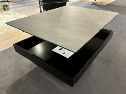 Couchtisch K 468 Janus Platte Keramik Zement Grau Korpus 9005 Tiefschwarz Säule Perlglanz Verchromt Sockel Edelstahl Gebürstet