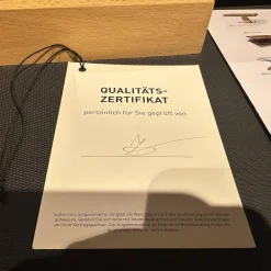 Couchtisch Lift Platte Nussbaum Geölt Bodenplatte Stahl Schwarz Matt Front Farbglas Schwarz