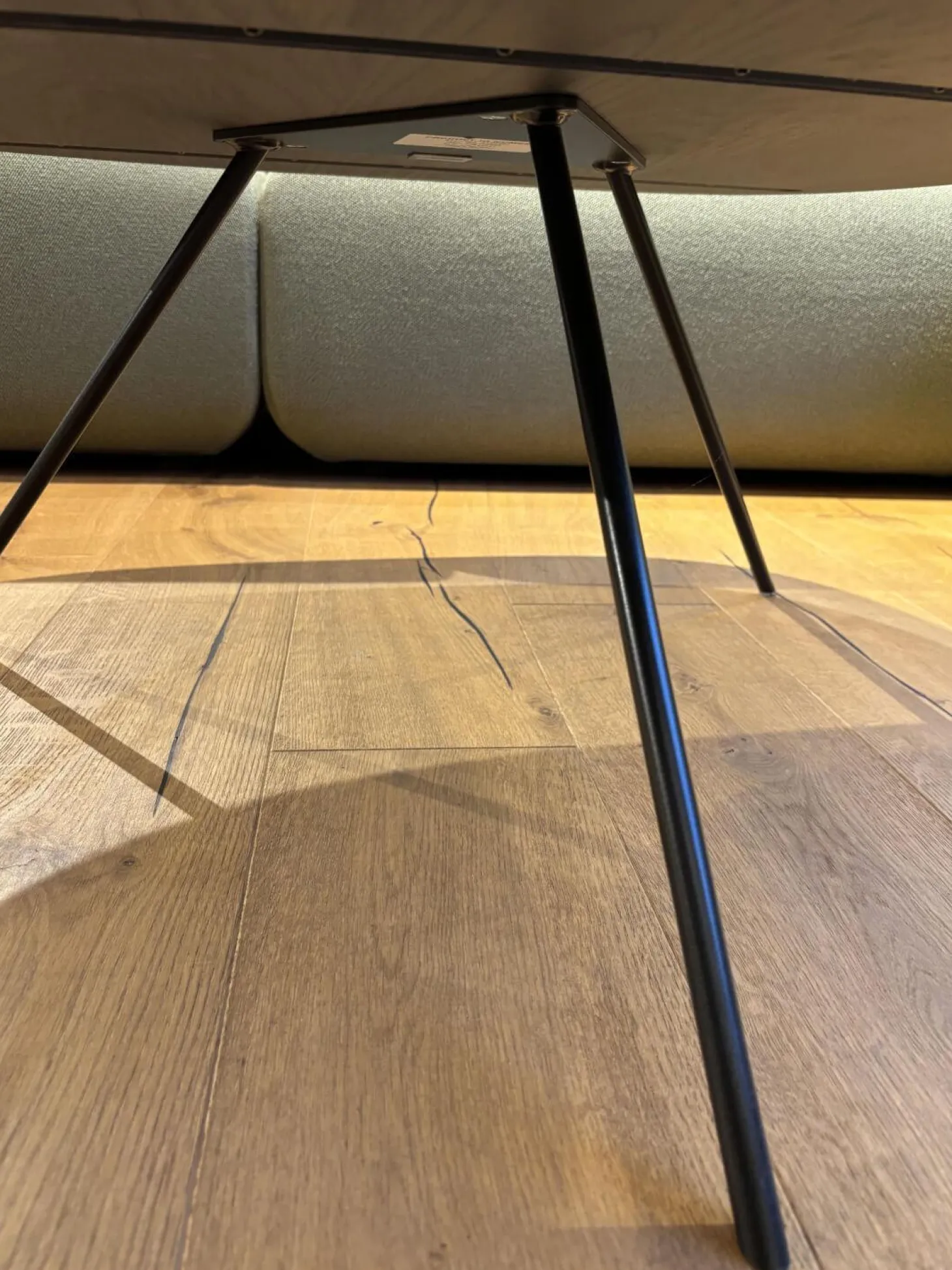 Couchtisch Liliom Platte Eiche Pine Grey Grau Gestell Metall Epoxy Nuit Silk Schwarz Lackiert