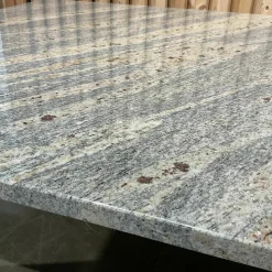 Couchtisch Primus Platte Gneis Bianco Romano Grau Gestell Dunkelbronze