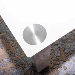 Couchtisch Rimini Optiwhiteplatte Applikationen in Titansilber Füße RAL 9003 HG